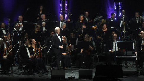 KARERAS PUBLIKU OSTAVIO BEZ DAHA: Najveći tenor današnjice, 16 godina nakog poslednjeg nastupa u beogradu, sinoć u Sava Centru KARERAS PUBLIKU OSTAVIO BEZ DAHA: Najveći tenor današnjice, 16 godina nakog poslednjeg nastupa u beogradu, sinoć u Sava Centru
