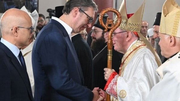 ЖЕЛИМ ВАМ ЈОШ МНОГО УСПЕШНИХ ГОДИНА: Председник Вучић честитао сто година од оснивања Београдске надбискупије (ФОТО) ЖЕЛИМ ВАМ ЈОШ МНОГО УСПЕШНИХ ГОДИНА: Председник Вучић честитао сто година од оснивања Београдске надбискупије (ФОТО)