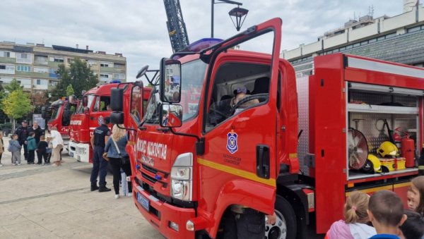 ПОКАЗНЕ ВЕЖБЕ И ЗБОРОВИ: Дружење ватрогасаца и најмлађих Лесковчана ПОКАЗНЕ ВЕЖБЕ И ЗБОРОВИ: Дружење ватрогасаца и најмлађих Лесковчана