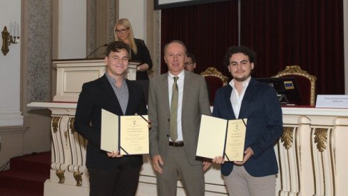UNIVERZITET IZABRAO NAJBOLJE NAUČNE RADOVE STUDENATA: Nagrađeno sedmoro akademaca UNIVERZITET IZABRAO NAJBOLJE NAUČNE RADOVE STUDENATA: Nagrađeno sedmoro akademaca