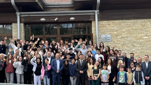 KAMP MLADIH IZ RASEJANJA U VUKOVOM RODNOM SELU: Azbuku u srcu nose! KAMP MLADIH IZ RASEJANJA U VUKOVOM RODNOM SELU: Azbuku u srcu nose!