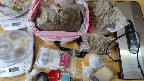 PRONAĐENA DROGA I OPREMA ZA IMPROVIZOVANU LABORATORIJU: Osumnjičeni privedeni nadležnom tužilaštvu PRONAĐENA DROGA I OPREMA ZA IMPROVIZOVANU LABORATORIJU: Osumnjičeni privedeni nadležnom tužilaštvu