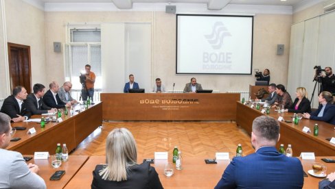 SPREMNI ZA REAGOVANJE NA VISOKE VODOSTAJ: Predstavnici pokrajine i 15 vojvođanskih gradova i opština razmotrili hidrološku situaciju SPREMNI ZA REAGOVANJE NA VISOKE VODOSTAJ: Predstavnici pokrajine i 15 vojvođanskih gradova i opština razmotrili hidrološku situaciju