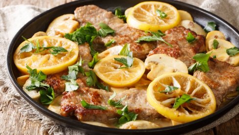SOČNE SVINJSKE ŠNICLE U KREMASTOM SOSU: Recept koji će vas oboriti sa nogu SOČNE SVINJSKE ŠNICLE U KREMASTOM SOSU: Recept koji će vas oboriti sa nogu