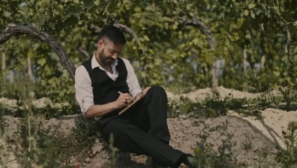 ОВО СУ РОДИТЕЉИ МИЛАНА ВАСИЋА: Појављују се у споту Метохијо, моја авлијо (ВИДЕО) ОВО СУ РОДИТЕЉИ МИЛАНА ВАСИЋА: Појављују се у споту Метохијо, моја авлијо (ВИДЕО)