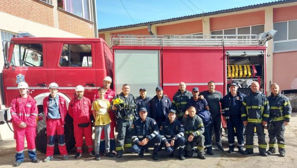 ПОКАЗНА ВЕЖБА ПАРАЋИНСКИХ ВАТРОГАСАЦА: У дворишту ОШ „Ђура Јакшић“ (ФОТО) ПОКАЗНА ВЕЖБА ПАРАЋИНСКИХ ВАТРОГАСАЦА: У дворишту ОШ „Ђура Јакшић“ (ФОТО)