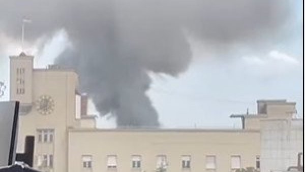 ПОЖАР КОД ДОМА ВОЈСКЕ У БЕОГРАДУ: Густ црни дим куља на Тргу републике (ФОТО) ПОЖАР КОД ДОМА ВОЈСКЕ У БЕОГРАДУ: Густ црни дим куља на Тргу републике (ФОТО)