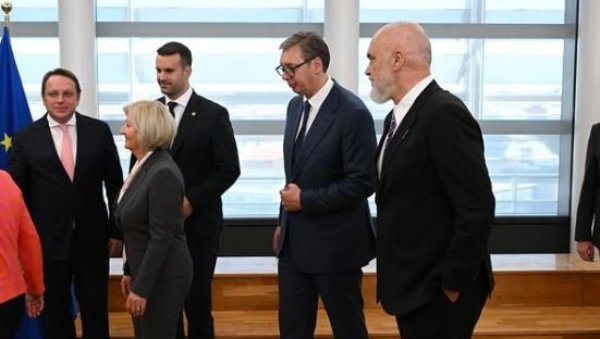 ВАЖАН САСТАНАК У БРИСЕЛУ Вучић: Наша земља остаје посвећена свом европском путу ВАЖАН САСТАНАК У БРИСЕЛУ Вучић: Наша земља остаје посвећена свом европском путу