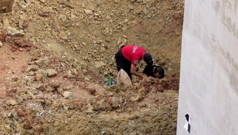 NAŠLI GRANATU NA GRADILIŠTU KOD SKUPŠTINE: Tokom radova na izgradnji garaže u Vlajkovićevoj, majstori iskopali eksploziv iz Velikog rata NAŠLI GRANATU NA GRADILIŠTU KOD SKUPŠTINE: Tokom radova na izgradnji garaže u Vlajkovićevoj, majstori iskopali eksploziv iz Velikog rata