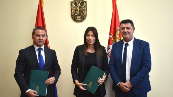 ВУЈОВИЋ ПОТПИСАЛА УГОВОР: Креће реконструкција постројења за пречишћавање отпадних вода у Пећинцима ВУЈОВИЋ ПОТПИСАЛА УГОВОР: Креће реконструкција постројења за пречишћавање отпадних вода у Пећинцима