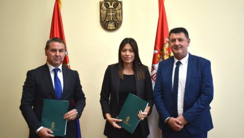 VUJOVIĆ POTPISALA UGOVOR: Kreće rekonstrukcija postrojenja za prečišćavanje otpadnih voda u Pećincima VUJOVIĆ POTPISALA UGOVOR: Kreće rekonstrukcija postrojenja za prečišćavanje otpadnih voda u Pećincima