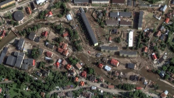 ПОТРЕСНИ ПРИЗОРИ НА УЛИЦАМА ПОЉСКЕ: Блато и рушевине на све стране, додатну панику створила немачка војска (ФОТО) ПОТРЕСНИ ПРИЗОРИ НА УЛИЦАМА ПОЉСКЕ: Блато и рушевине на све стране, додатну панику створила немачка војска (ФОТО)