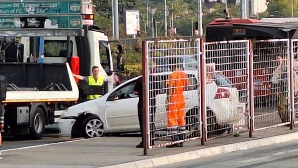 АУТОМОБИЛОМ УЛЕТЕО МЕЂУ ЉУДЕ НА АУТОБУСКОМ СТАЈАЛИШТУ: Тешка несрећа на Аутокоманди (ФОТО) АУТОМОБИЛОМ УЛЕТЕО МЕЂУ ЉУДЕ НА АУТОБУСКОМ СТАЈАЛИШТУ: Тешка несрећа на Аутокоманди (ФОТО)