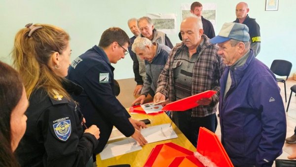ДА БУДУ БЕЗБЕДНИЈИ: Подељена опрема за тракторе пољопривредницима у Горњој Мутници (ФОТО) ДА БУДУ БЕЗБЕДНИЈИ: Подељена опрема за тракторе пољопривредницима у Горњој Мутници (ФОТО)