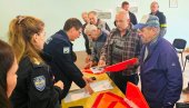 ДА БУДУ БЕЗБЕДНИЈИ: Подељена опрема за тракторе пољопривредницима у Горњој Мутници (ФОТО) ДА БУДУ БЕЗБЕДНИЈИ: Подељена опрема за тракторе пољопривредницима у Горњој Мутници (ФОТО)