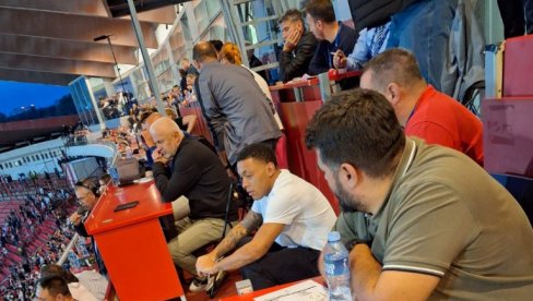 KAKAV CAR: Plejmejker gleda meč Crvena zvezda - Benfika na specifičan način! (FOTO) KAKAV CAR: Plejmejker gleda meč Crvena zvezda - Benfika na specifičan način! (FOTO)