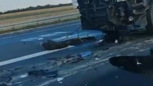 TEŠKA SAOBRAĆAJNA NESREĆA NA OBILAZNICI KOD SURČINA: Na terenu veliki broj policije, Hitna pomoć i vatrogasci (VIDEO) TEŠKA SAOBRAĆAJNA NESREĆA NA OBILAZNICI KOD SURČINA: Na terenu veliki broj policije, Hitna pomoć i vatrogasci (VIDEO)