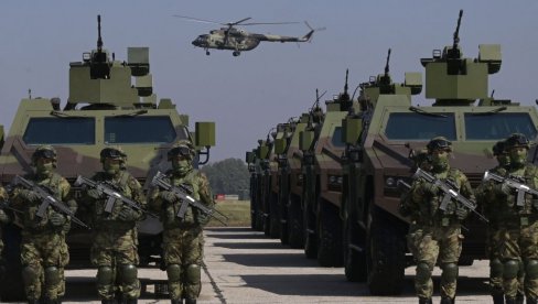 MARŠ NA ZEMLJI, A NA NEBU GRMLJAVINA: Veliki prikaz sposobnosti Vojske Srbije Zastava 2024 na vojnom aerodromu u Batajnici MARŠ NA ZEMLJI, A NA NEBU GRMLJAVINA: Veliki prikaz sposobnosti Vojske Srbije Zastava 2024 na vojnom aerodromu u Batajnici