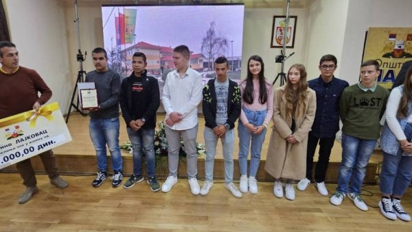ВЕК НА РАСКРСНИЦИ: Лајковчани свечано обележили четири значајна јубилеја и наградили најбоље ВЕК НА РАСКРСНИЦИ: Лајковчани свечано обележили четири значајна јубилеја и наградили најбоље