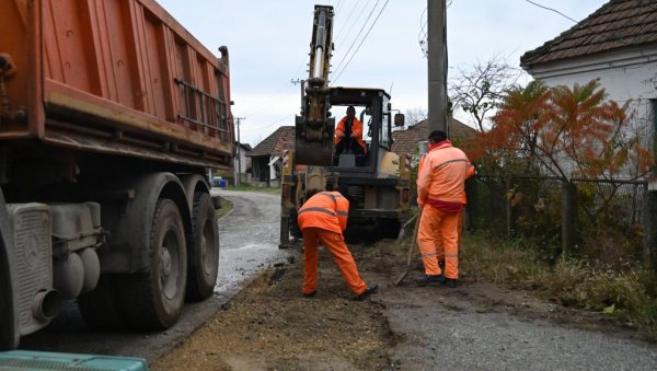 ПОТПУНА ОБУСТАВА САОБРАЋАЈА: Ради се завршни слој асфалта ПОТПУНА ОБУСТАВА САОБРАЋАЈА: Ради се завршни слој асфалта