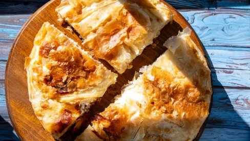 SLASNI BUREK SA KROMPIROM: Savršen spoj hrskavih kora i sočnog fila
