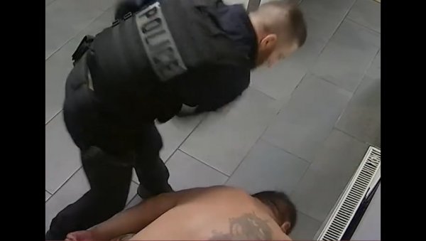 СНИМЦИ КОЈИ СУ ШОКИРАЛИ ЈАВНОСТ: Полицајци бесомучно пред камерама тукли ухапшеног, крвљу на зиду исписао позив у помоћ СНИМЦИ КОЈИ СУ ШОКИРАЛИ ЈАВНОСТ: Полицајци бесомучно пред камерама тукли ухапшеног, крвљу на зиду исписао позив у помоћ