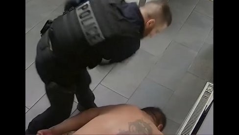 SNIMCI KOJI SU ŠOKIRALI JAVNOST: Policajci besomučno pred kamerama tukli uhapšenog, krvlju na zidu ispisao poziv u pomoć SNIMCI KOJI SU ŠOKIRALI JAVNOST: Policajci besomučno pred kamerama tukli uhapšenog, krvlju na zidu ispisao poziv u pomoć
