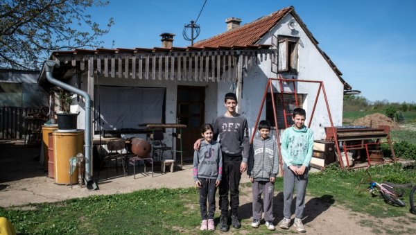 И ЈЕДАН ЦРЕП БИ НАМ МНОГО ЗНАЧИО: Супружници Дедић са четворо деце живе у трошној, мемљивој кући у Звечки код Обреновца И ЈЕДАН ЦРЕП БИ НАМ МНОГО ЗНАЧИО: Супружници Дедић са четворо деце живе у трошној, мемљивој кући у Звечки код Обреновца
