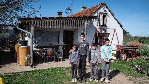 I JEDAN CREP BI NAM MNOGO ZNAČIO: Supružnici Dedić sa četvoro dece žive u trošnoj, memljivoj kući u Zvečki kod Obrenovca I JEDAN CREP BI NAM MNOGO ZNAČIO: Supružnici Dedić sa četvoro dece žive u trošnoj, memljivoj kući u Zvečki kod Obrenovca