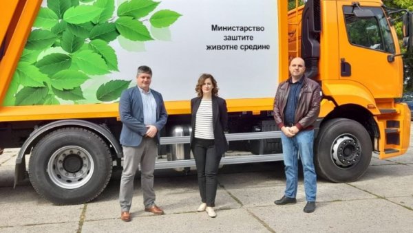 УРУЧЕНИ КЉУЧЕВИ: И Општина Параћин добила на коришћење камион-смећар УРУЧЕНИ КЉУЧЕВИ: И Општина Параћин добила на коришћење камион-смећар