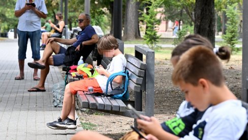ŠKOLE ĆE UČENICIMA DA PRAVE ŽURKE? Analiza Novosti - Mladi sve asocijalniji, ne druže se, nemaju socijalne veštine ŠKOLE ĆE UČENICIMA DA PRAVE ŽURKE? Analiza Novosti - Mladi sve asocijalniji, ne druže se, nemaju socijalne veštine