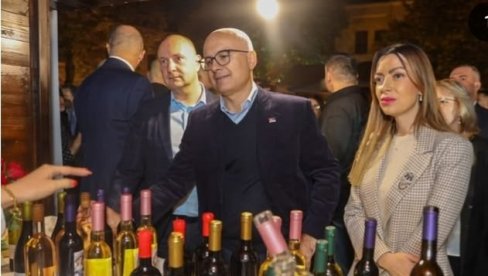 PREMIJER VUČEVIĆ POZVAO VINARE DA SE PRIJAVE ZA SUBVENCIJE: Ministarstvo privrede u dogovoru sa predsednikom sprema subvencije (FOTO) PREMIJER VUČEVIĆ POZVAO VINARE DA SE PRIJAVE ZA SUBVENCIJE: Ministarstvo privrede u dogovoru sa predsednikom sprema subvencije (FOTO)
