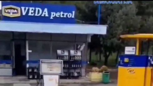 KURTIJEV TEROR SE NASTAVLJA: Miljan Božović objavio video snimak sa pumpe u Zubinom Potoku, pa uhapšen (VIDEO) KURTIJEV TEROR SE NASTAVLJA: Miljan Božović objavio video snimak sa pumpe u Zubinom Potoku, pa uhapšen (VIDEO)
