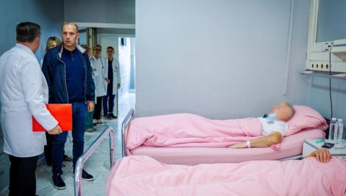 MINISTAR LIČNO OBILAZIO ZDRAVSTVENE USTANOVE: Lončar pozvao građane da sutra dođu na besplatne preventivne preglede (FOTO) MINISTAR LIČNO OBILAZIO ZDRAVSTVENE USTANOVE: Lončar pozvao građane da sutra dođu na besplatne preventivne preglede (FOTO)