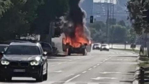KOMBI GOREO NASRED PUTA: Dramatične scene na Novom Beogradu (VIDEO) KOMBI GOREO NASRED PUTA: Dramatične scene na Novom Beogradu (VIDEO)