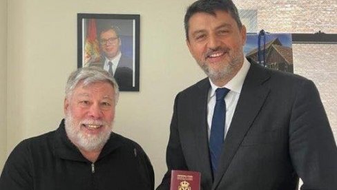 STIV VOZNIJAK DOBIO SRPSKI PASOŠ: Suosnivač Epla sa suprugom ugošćen u Generalnom konzulatu Srbije u NJujorku (FOTO) STIV VOZNIJAK DOBIO SRPSKI PASOŠ: Suosnivač Epla sa suprugom ugošćen u Generalnom konzulatu Srbije u NJujorku (FOTO)