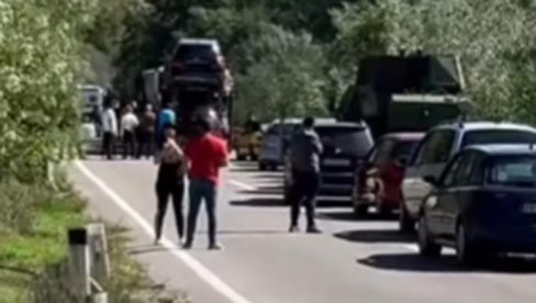 PRVI SNIMAK POSLE TEŠKE NESREĆE NA PUTU KRALJEVO-RAŠKA: Dve osobe poginule, saobraćaj obustavljen PRVI SNIMAK POSLE TEŠKE NESREĆE NA PUTU KRALJEVO-RAŠKA: Dve osobe poginule, saobraćaj obustavljen