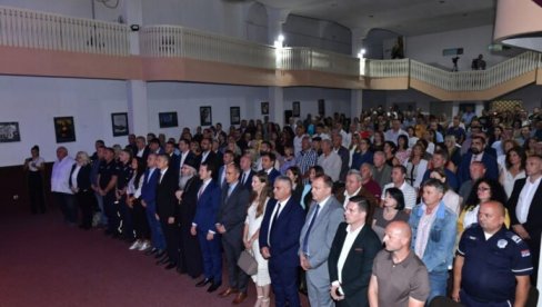 TOPOLA PROSLAVILA DAN OPŠTINE I SLAVU : Uručene Povelje Rođenja Presvete Bogorodice TOPOLA PROSLAVILA DAN OPŠTINE I SLAVU : Uručene Povelje Rođenja Presvete Bogorodice