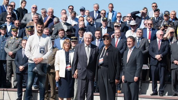 НОВЕ ЧИЗМЕ СПАСИОЦУ, ОД УНУКА ПРЕЖИВЕЛОГ АМЕРИЧКОГ ПИЛОТА: Обележено 80 година од операције Ваздушни мост-Мисија Хилијард (ФОТО) НОВЕ ЧИЗМЕ СПАСИОЦУ, ОД УНУКА ПРЕЖИВЕЛОГ АМЕРИЧКОГ ПИЛОТА: Обележено 80 година од операције Ваздушни мост-Мисија Хилијард (ФОТО)