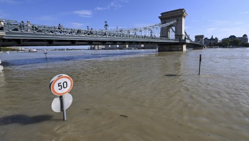POPLAVNI TALAS NAPUŠTA MAĐARSKU: Dunav opao 33 centimetara kod Budimpešte, čak 2.5 metara u Nađibajču POPLAVNI TALAS NAPUŠTA MAĐARSKU: Dunav opao 33 centimetara kod Budimpešte, čak 2.5 metara u Nađibajču