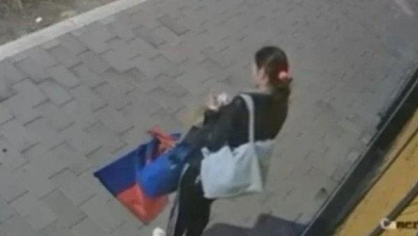 УХАПШЕНА ОСОБА КОЈА ЈЕ СКИНУЛА, ГАЗИЛА И ЗАПАЛИЛА ЗАСТАВУ СРБИЈЕ УХАПШЕНА ОСОБА КОЈА ЈЕ СКИНУЛА, ГАЗИЛА И ЗАПАЛИЛА ЗАСТАВУ СРБИЈЕ