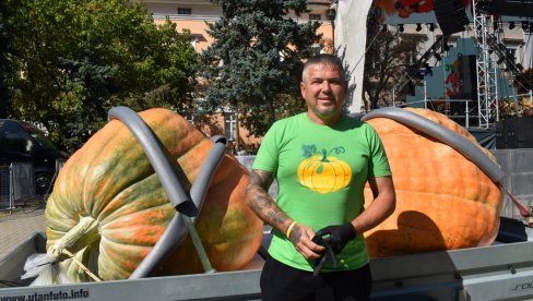 TEŠKA JE SKORO POLA TONE: Na 39. „Danima ludaje“ U Kikindi ponovo pobedio takmičar iz Mađarske, sa bundevom od 472.5 kilograma (FOTO/VIDEO) TEŠKA JE SKORO POLA TONE: Na 39. „Danima ludaje“ U Kikindi ponovo pobedio takmičar iz Mađarske, sa bundevom od 472.5 kilograma (FOTO/VIDEO)