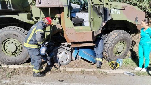 FORD BUKVALNO SAMLEVEN I ZGNJEČEN POD PASARSOM: Nove jezive slike nesreće kod Ušća, poginulo troje dece, njihov otac i komšinica (FOTO) FORD BUKVALNO SAMLEVEN I ZGNJEČEN POD PASARSOM: Nove jezive slike nesreće kod Ušća, poginulo troje dece, njihov otac i komšinica (FOTO)