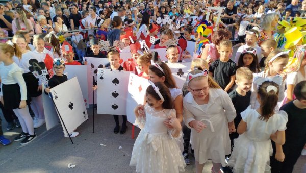 ДЕЦА “ОКУПИРАЛА“ ЦЕНТАР ПАРАЋИНА: Одржан 14. „Дечји карневал“ (ФОТО) ДЕЦА “ОКУПИРАЛА“ ЦЕНТАР ПАРАЋИНА: Одржан 14. „Дечји карневал“ (ФОТО)