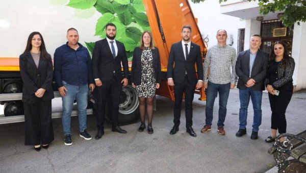 ОПРЕМА НЕОПХОДНА КАКО БИ СЕ ЕФИКАСНИЈЕ ПРИКУПЉАО ОТПАД: Општини Житиште додељен на коришћење камион-смећар ОПРЕМА НЕОПХОДНА КАКО БИ СЕ ЕФИКАСНИЈЕ ПРИКУПЉАО ОТПАД: Општини Житиште додељен на коришћење камион-смећар