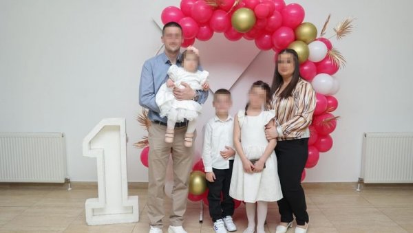 ОВО ЈЕ НЕСРЕЋА КОЈА НАС ЈЕ УНИШТИЛА: Кућа Лазовића испуњена тугом и јауком, припремају четири ковчега за своје најмилије (ФОТО) ОВО ЈЕ НЕСРЕЋА КОЈА НАС ЈЕ УНИШТИЛА: Кућа Лазовића испуњена тугом и јауком, припремају четири ковчега за своје најмилије (ФОТО)