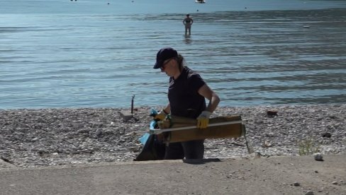 VOLONTERI UREDILI PLAŽU ISPOD TITOVE VILE: Akcijom, u kojoj su učestvovali i kupači, obeležen Međunarodni dan čišćenja obala VOLONTERI UREDILI PLAŽU ISPOD TITOVE VILE: Akcijom, u kojoj su učestvovali i kupači, obeležen Međunarodni dan čišćenja obala
