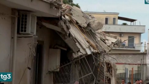 DVOJE DECE STRADALO U URUŠAVANJU ZGRADE U ITALIJI: Čitava porodica ostala zatrpana, na terenu 60 specijalaca (VIDEO) DVOJE DECE STRADALO U URUŠAVANJU ZGRADE U ITALIJI: Čitava porodica ostala zatrpana, na terenu 60 specijalaca (VIDEO)