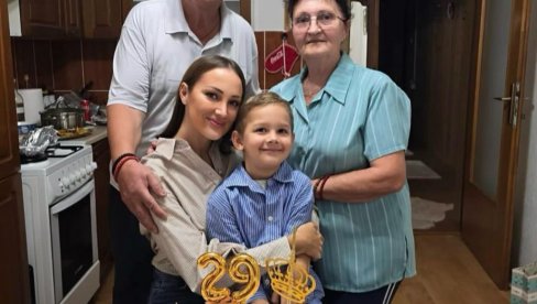 FAMILIJA NA OKUPU: Aleksandra Prijović slavi rođendan u krugu najbližih (FOTO) FAMILIJA NA OKUPU: Aleksandra Prijović slavi rođendan u krugu najbližih (FOTO)