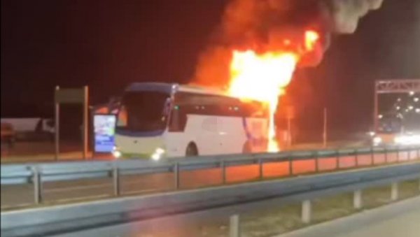 ЗАПАЛИО СЕ АУТОБУС КОД СУРЧИНА: Ватра гута све пред собом, на лицу места стварају се гужве (ВИДЕО) ЗАПАЛИО СЕ АУТОБУС КОД СУРЧИНА: Ватра гута све пред собом, на лицу места стварају се гужве (ВИДЕО)